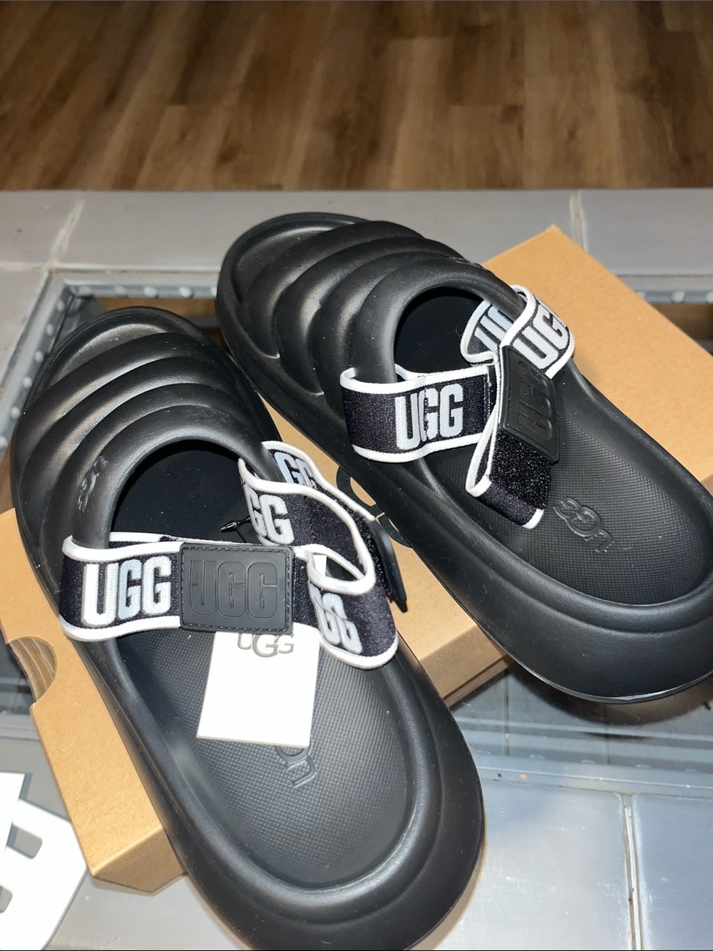 UGG W Sport Yeah Sandals with Logo Strap - Picture 7 of 8